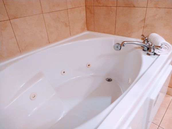 Cost of Jetted Tub Replacement in Milwaukee